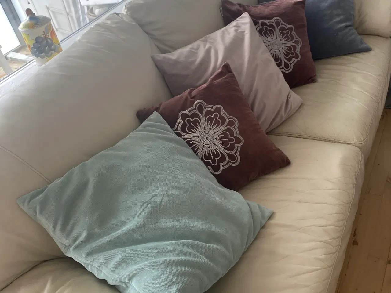 Billede 3 - Creamfarvet Skindsofa med fastsiddende hynder
