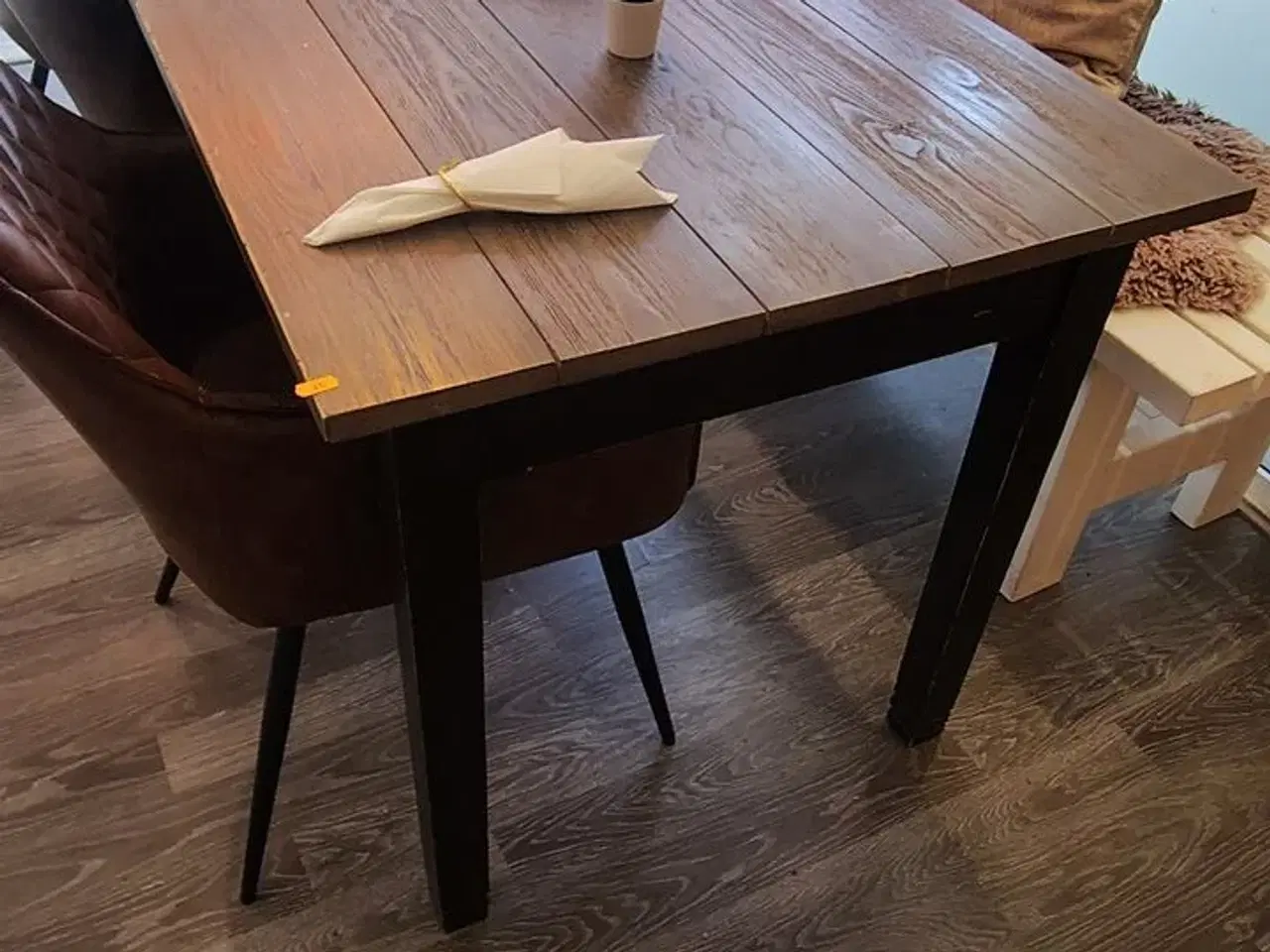 Billede 2 - Langt bord, hvid bænk og tre stole