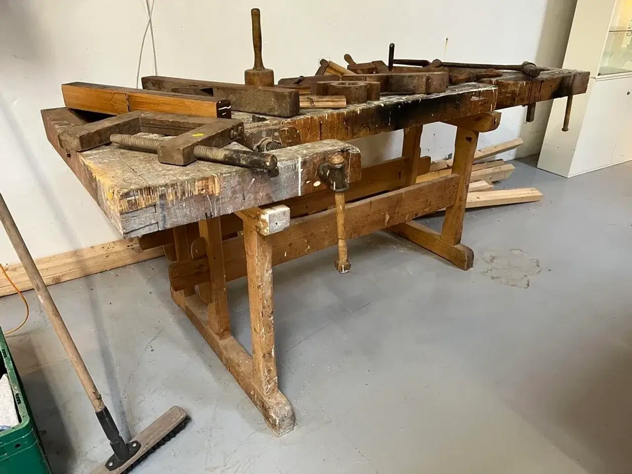 Billede 2 - Ældre Høvlebænk m. træ værktøj