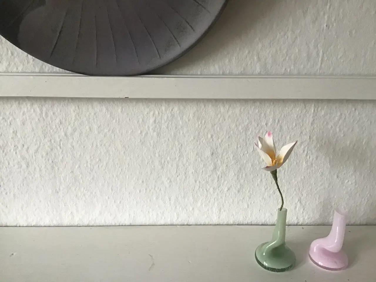 Billede 2 - Tallerken- & magasinholder til væg