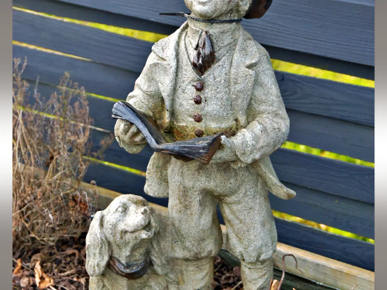 Billede 1 - Syngende mand med hund  "havedekoration"  