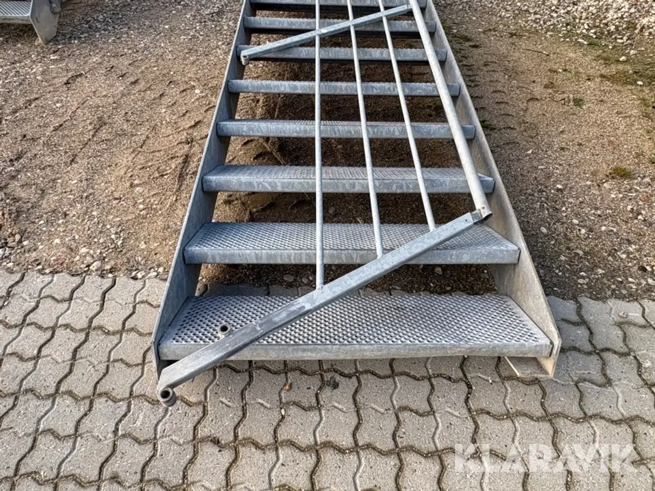 Billede 11 - Trappe og repos med gelænder