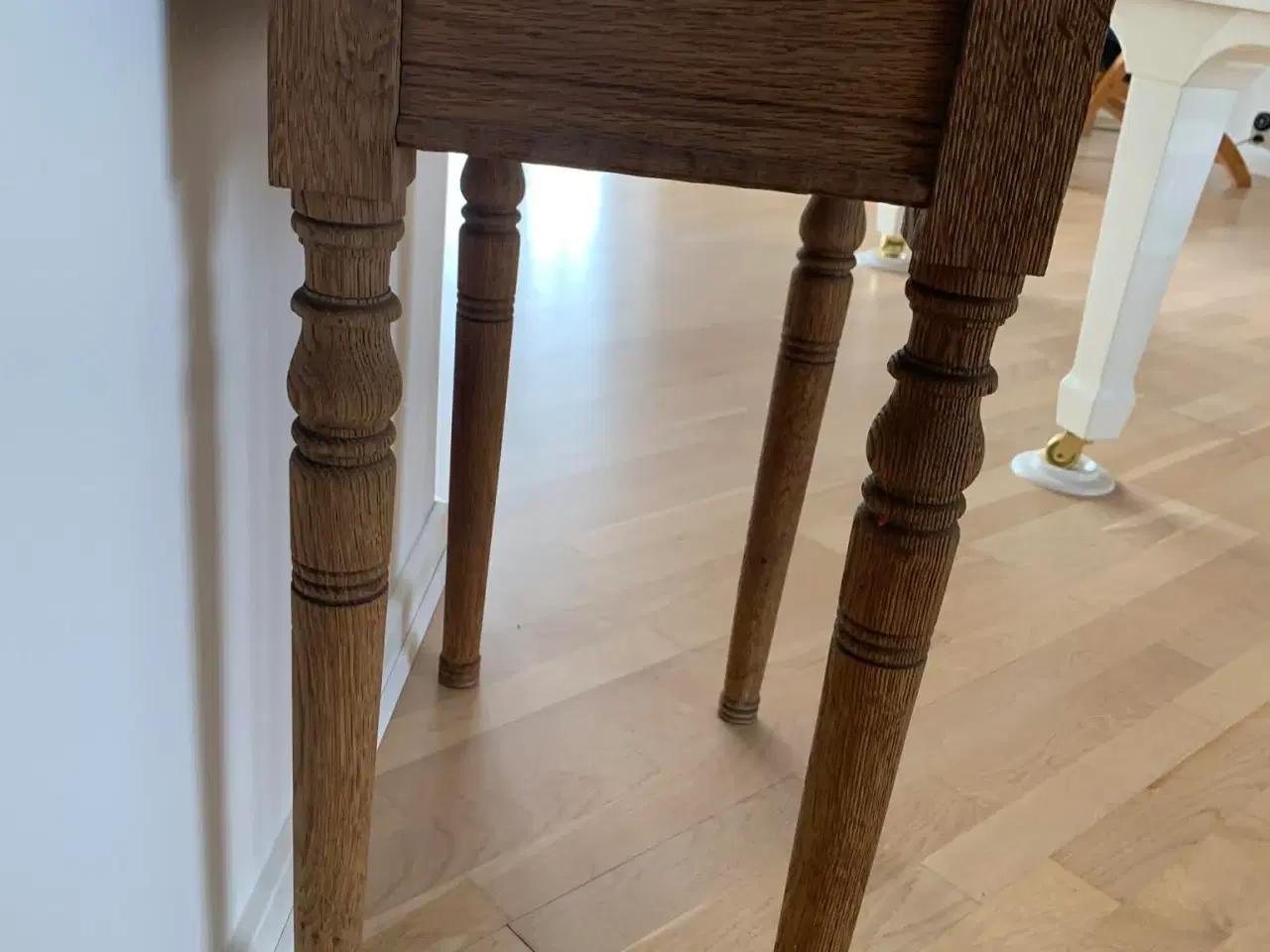 Billede 3 - Entrébord eller pyntebord i stue i afsyret egetræ