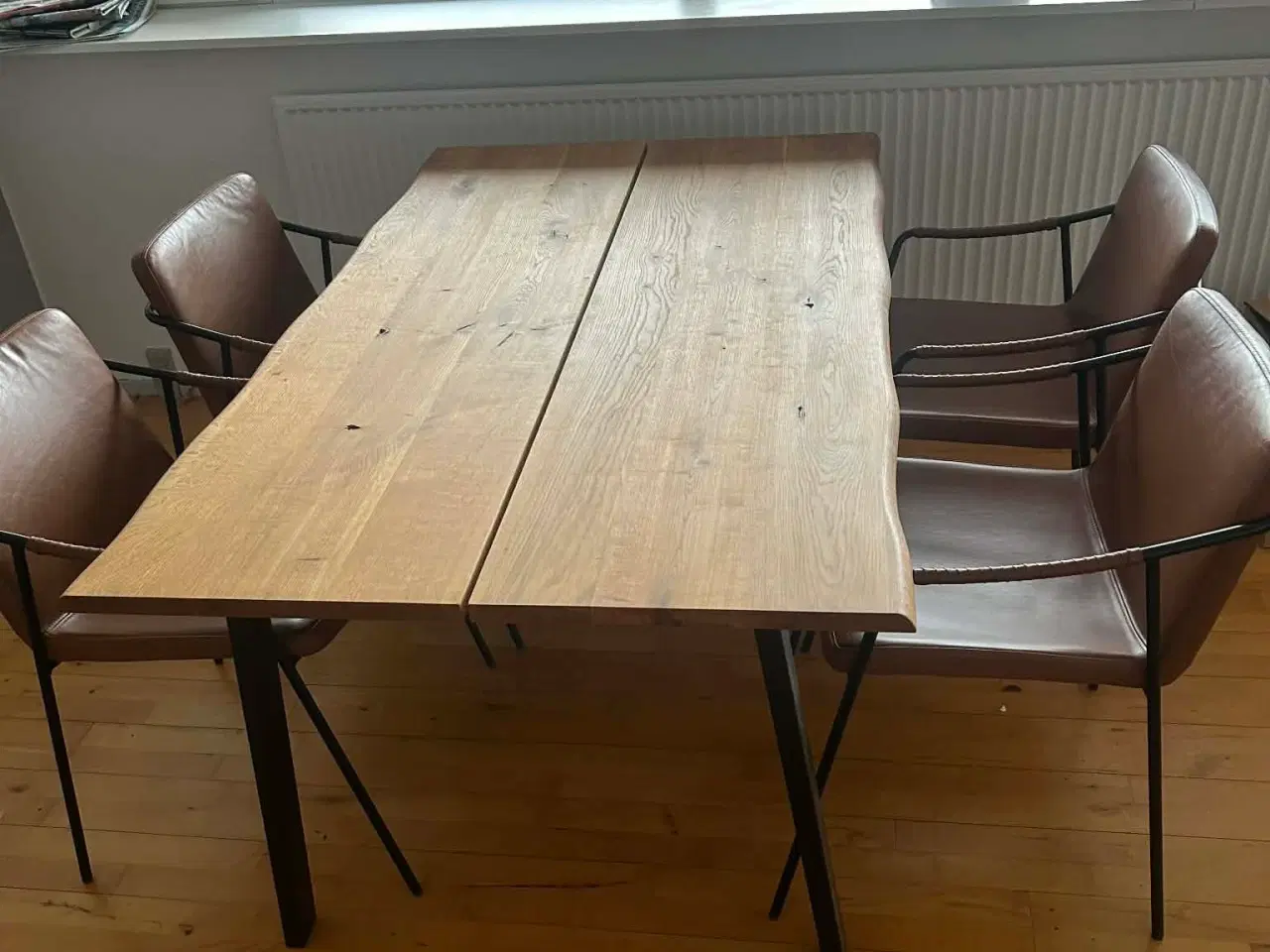 Billede 2 - Plankebord med 4 læderstole