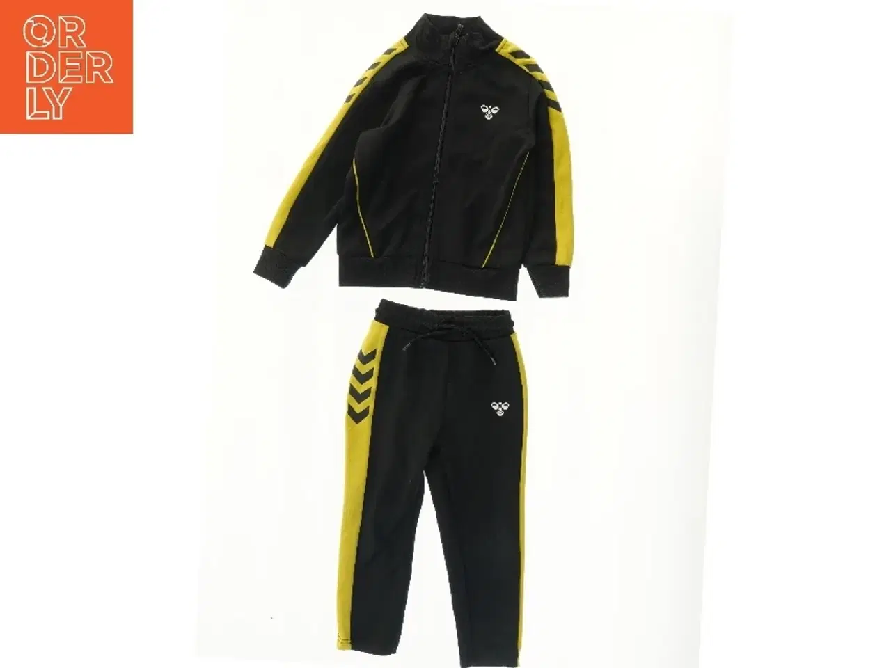Billede 1 - Sort og gul træningssæt til børn fra Hummel (str. 104)