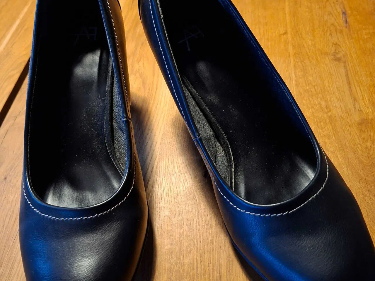 Billede 2 - Flotte sorte pumps str 41