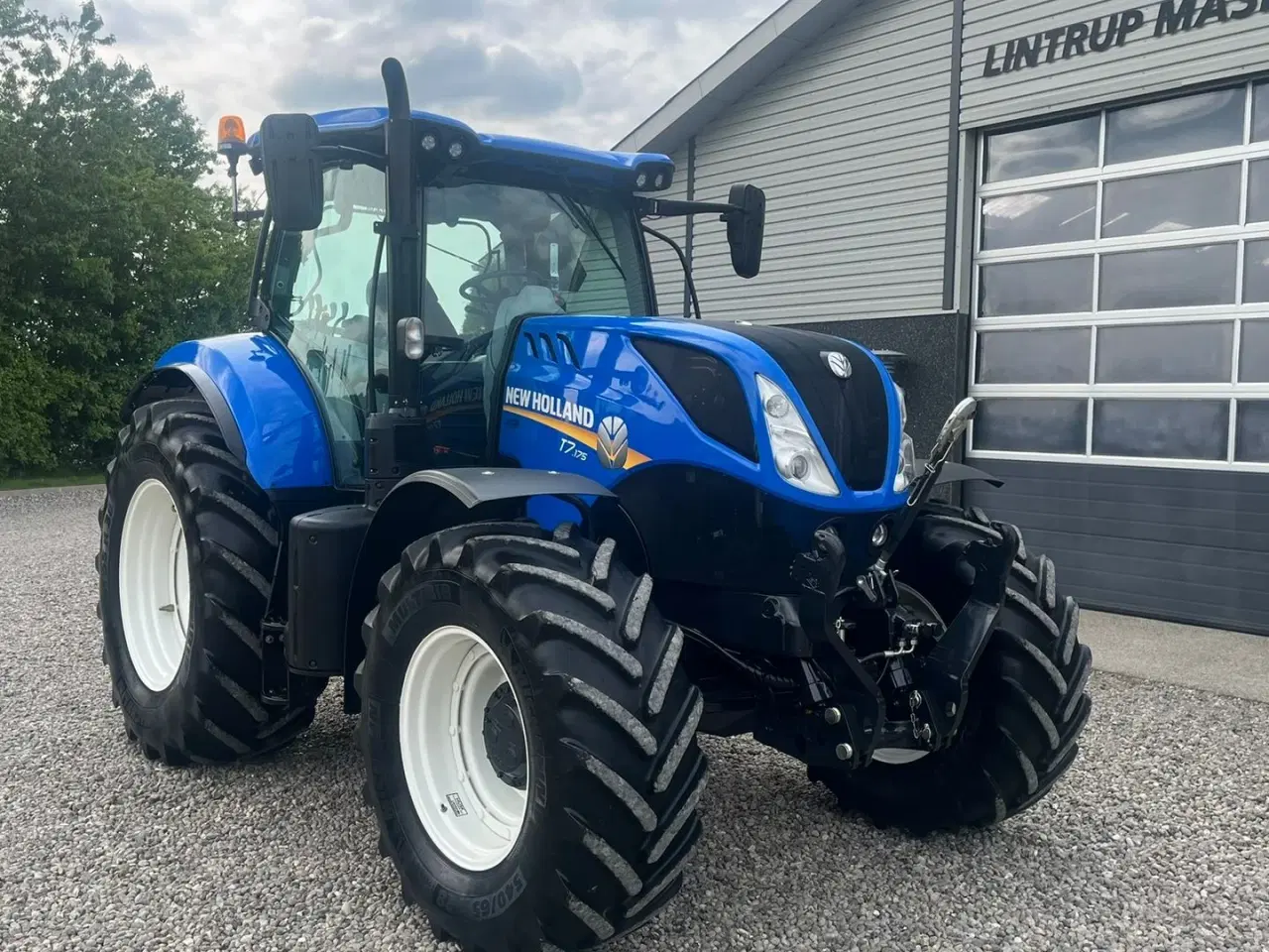 Billede 19 - New Holland T7.175 RangeCommand med frontlift. Meget velholdt gård traktor.