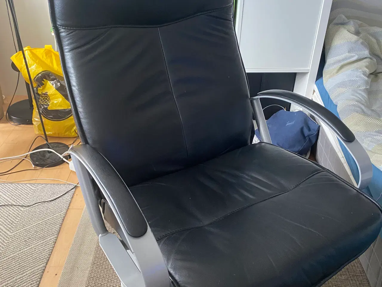 Billede 5 - Sort lænestol med fodskammel