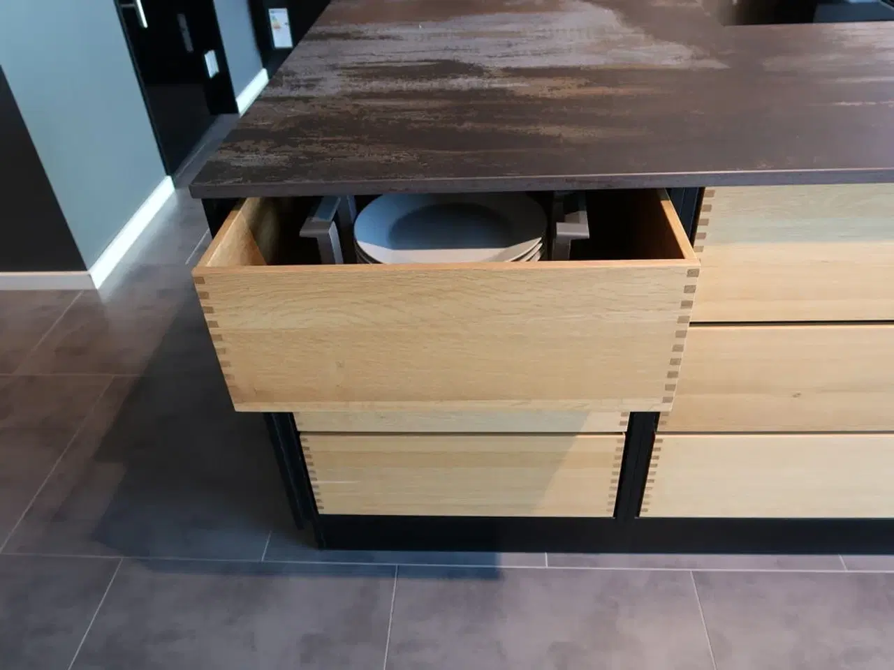 Billede 10 - Køkken AUBO Black Oak / Oak Line, Sort med armatur uden hårdehvidevarer