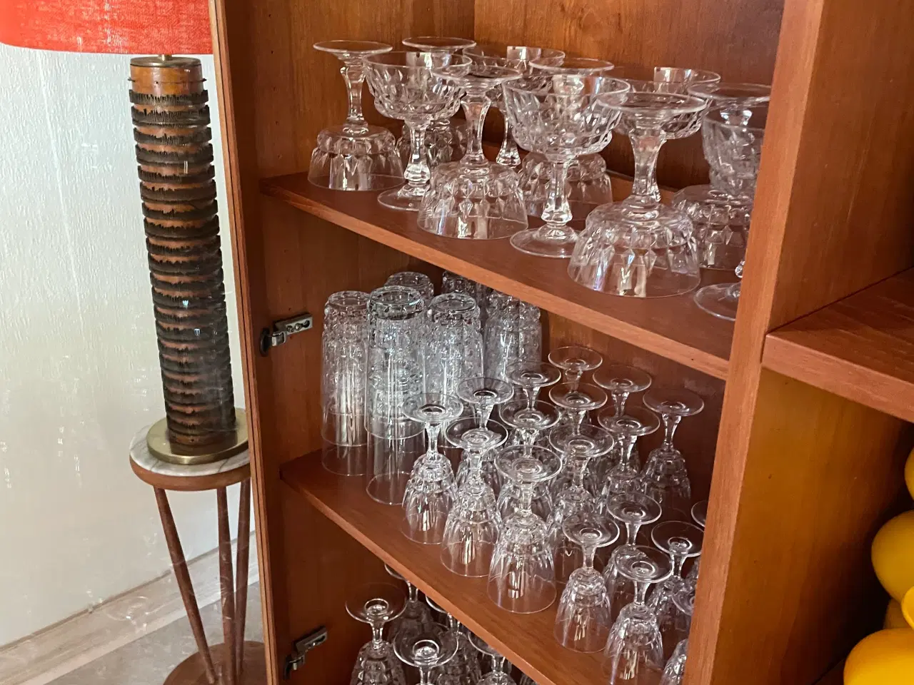 Billede 3 - Teaktræs vitrine / skænk med glaslåger