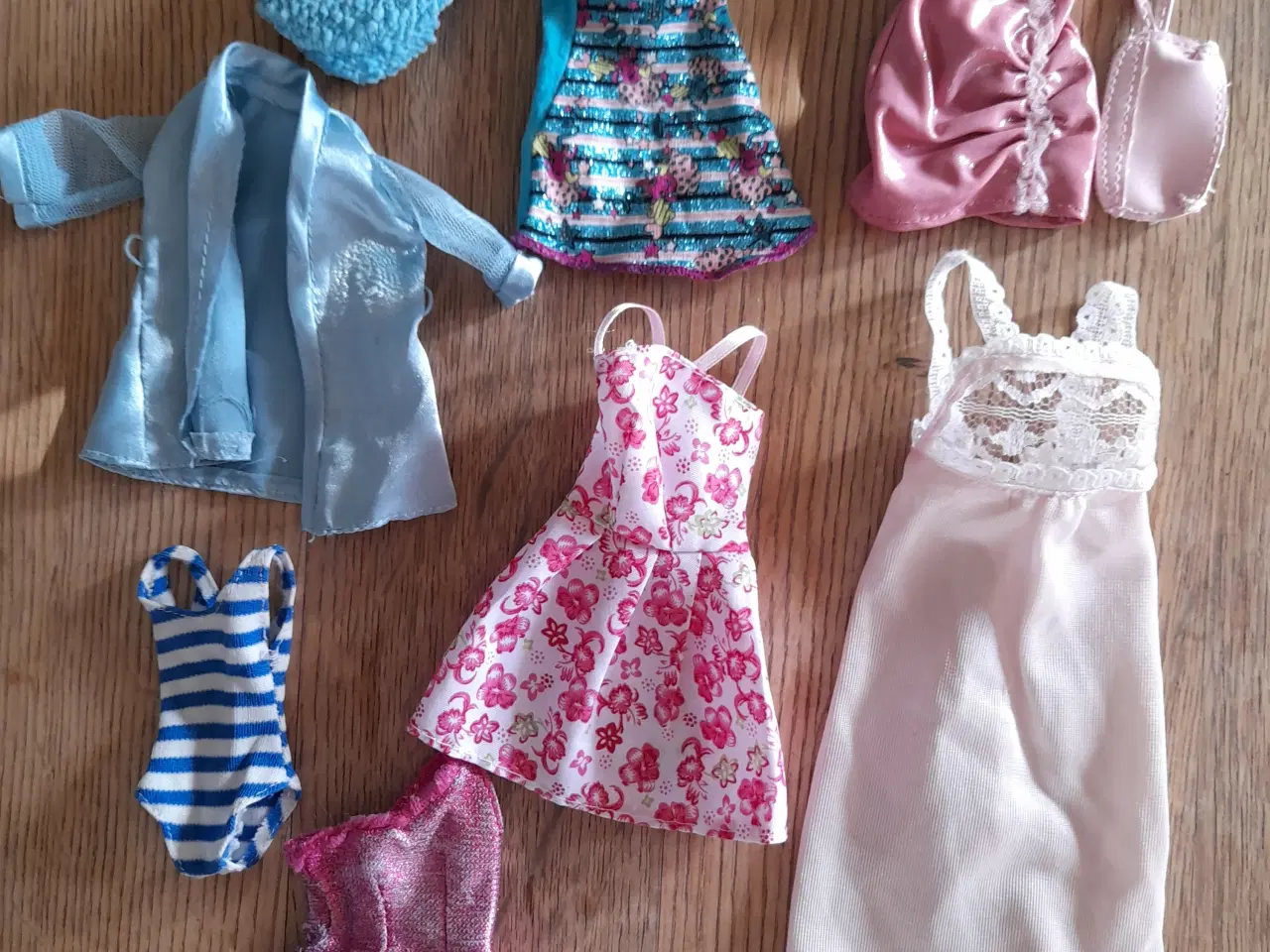 Billede 1 - Barbie, tøj, sko, tilbehør & fritid. 