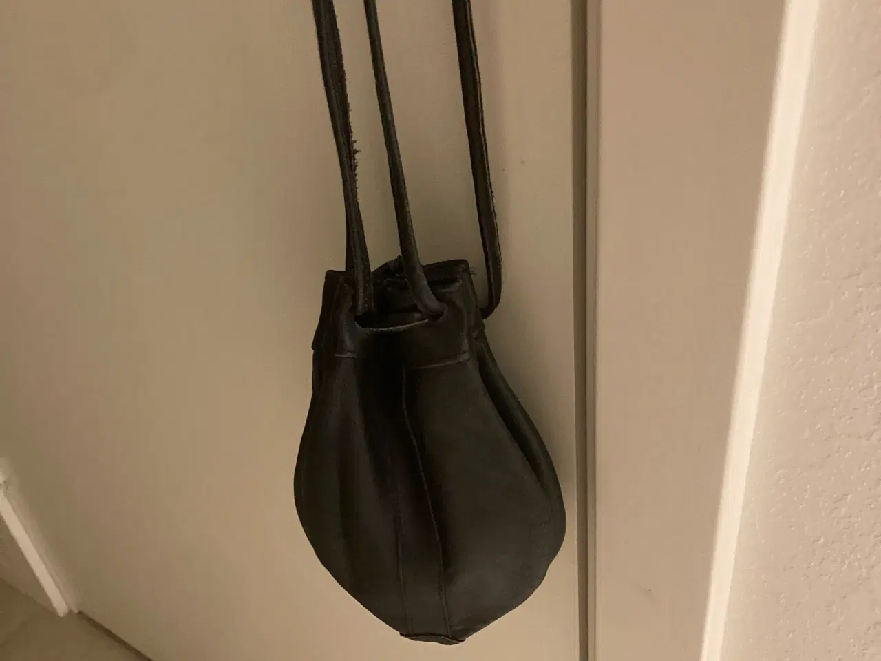 Billede 2 - Lækker lille “tobakspungs” skuldertaske