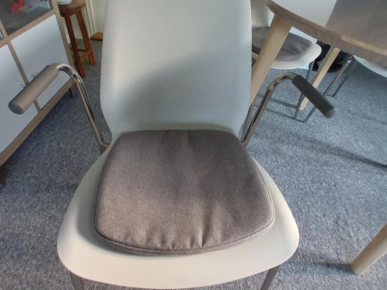 Billede 6 - Spisebord i birketræsfiner, Ø 105 cm, med 4 stole