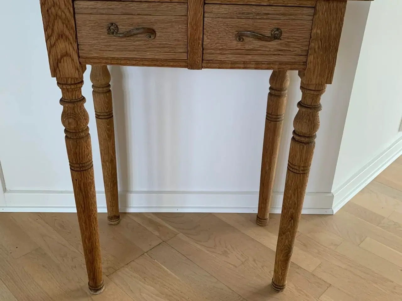Billede 2 - Entrébord eller pyntebord i stue i afsyret egetræ