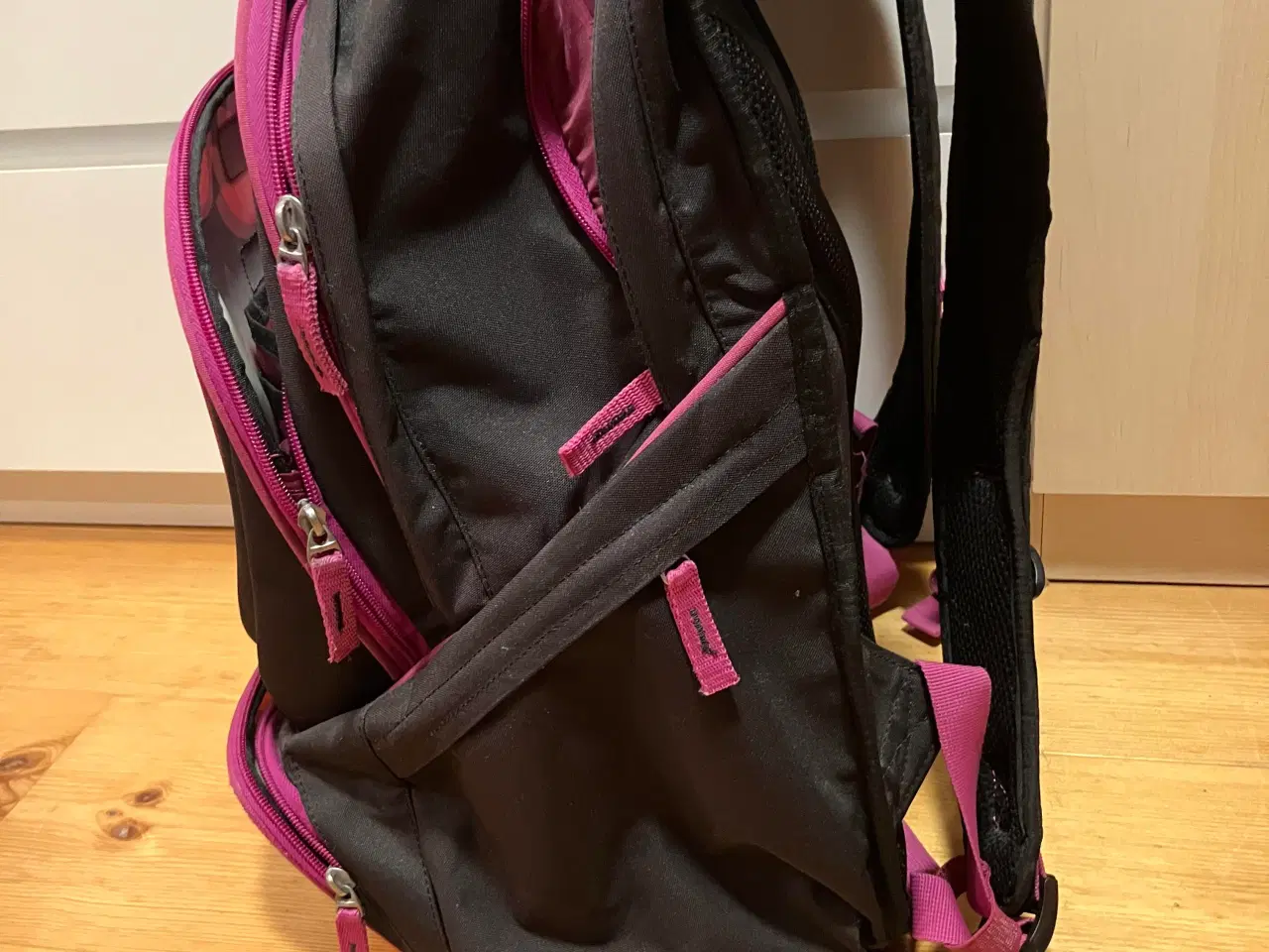 Billede 2 - Skoletaske i sort og lyserød.