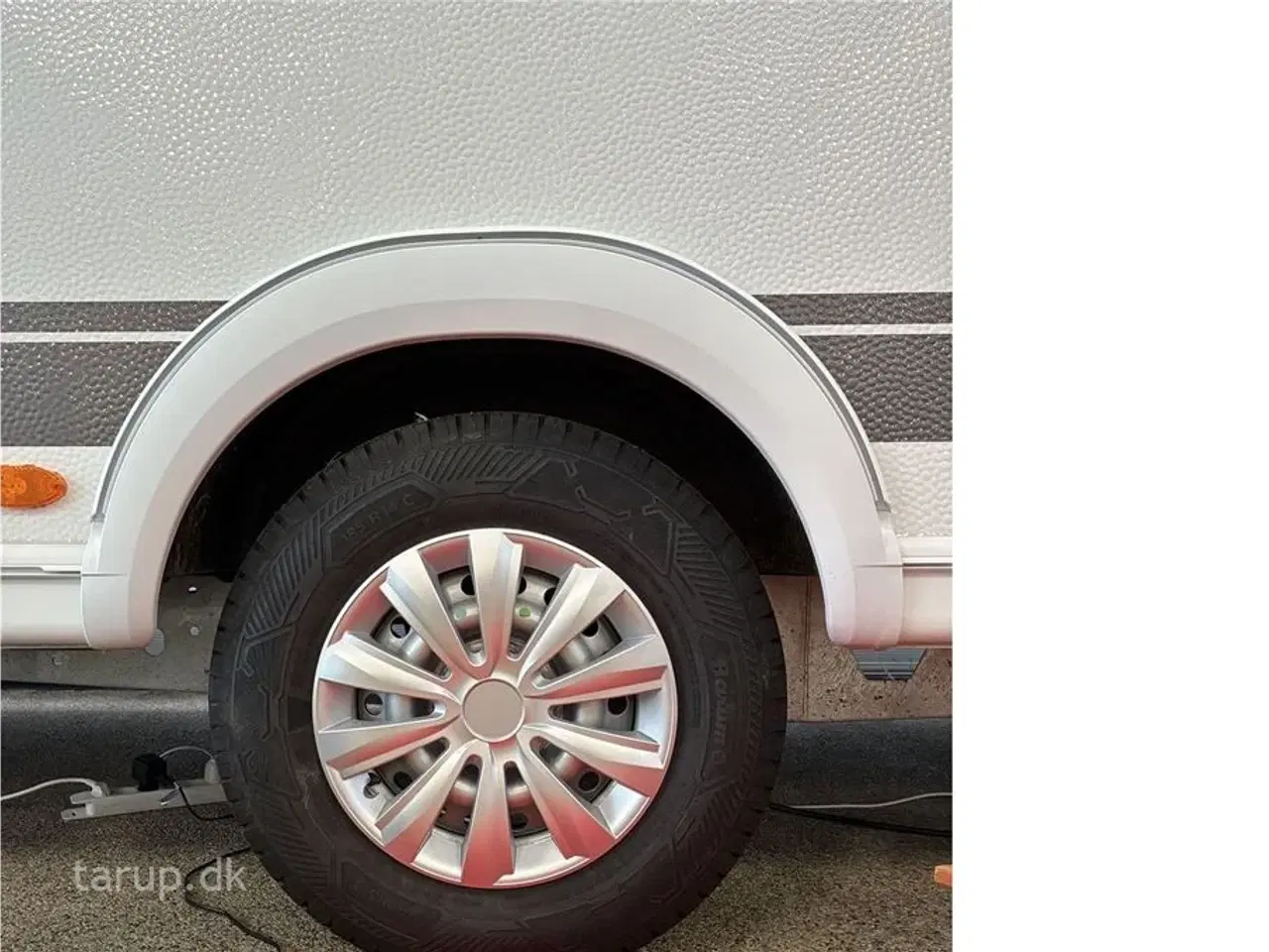 Billede 3 - 2026 - Dethleffs C'joy 460 LE   Enkeltsenge med udtræk til dobbeltseng, endesiddegruppe, varmt vand, blæservarme, spildevandstank,  kompressorkøleskab