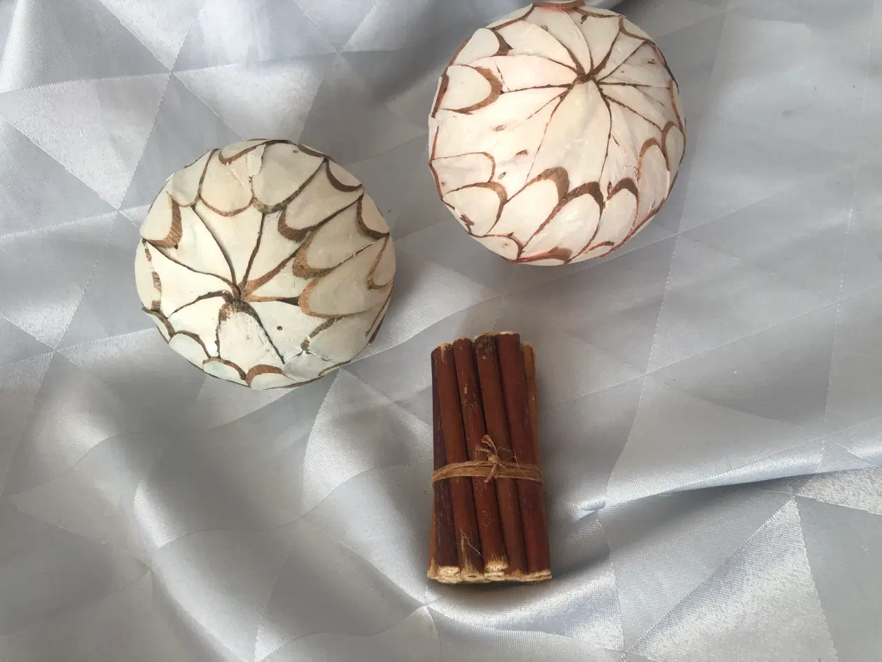 Billede 4 - 2 deco kugler med blade og et bundt med små pinde