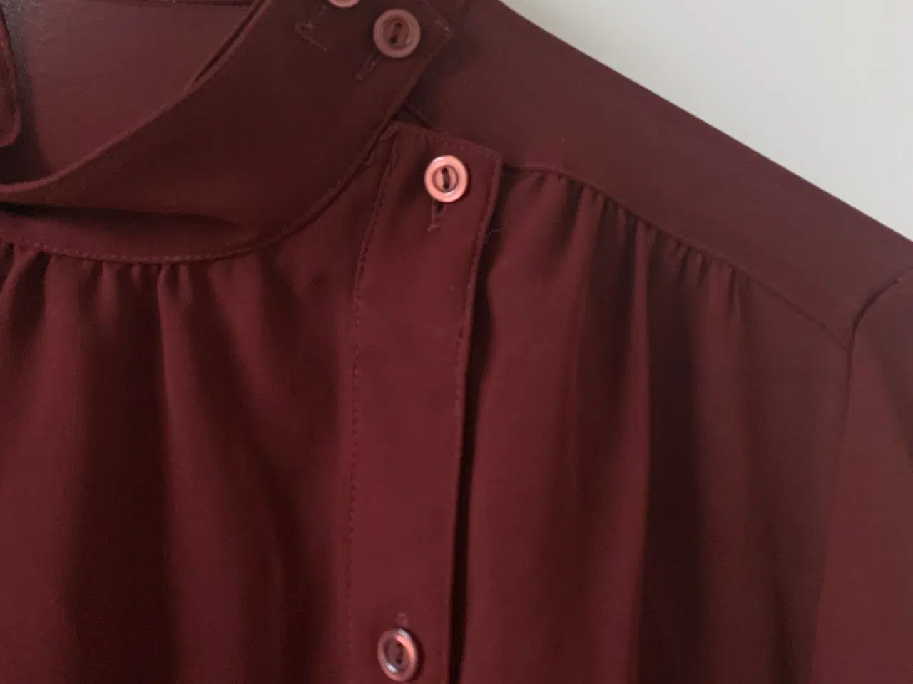 Billede 3 - Windsmoor bordeaux bluse