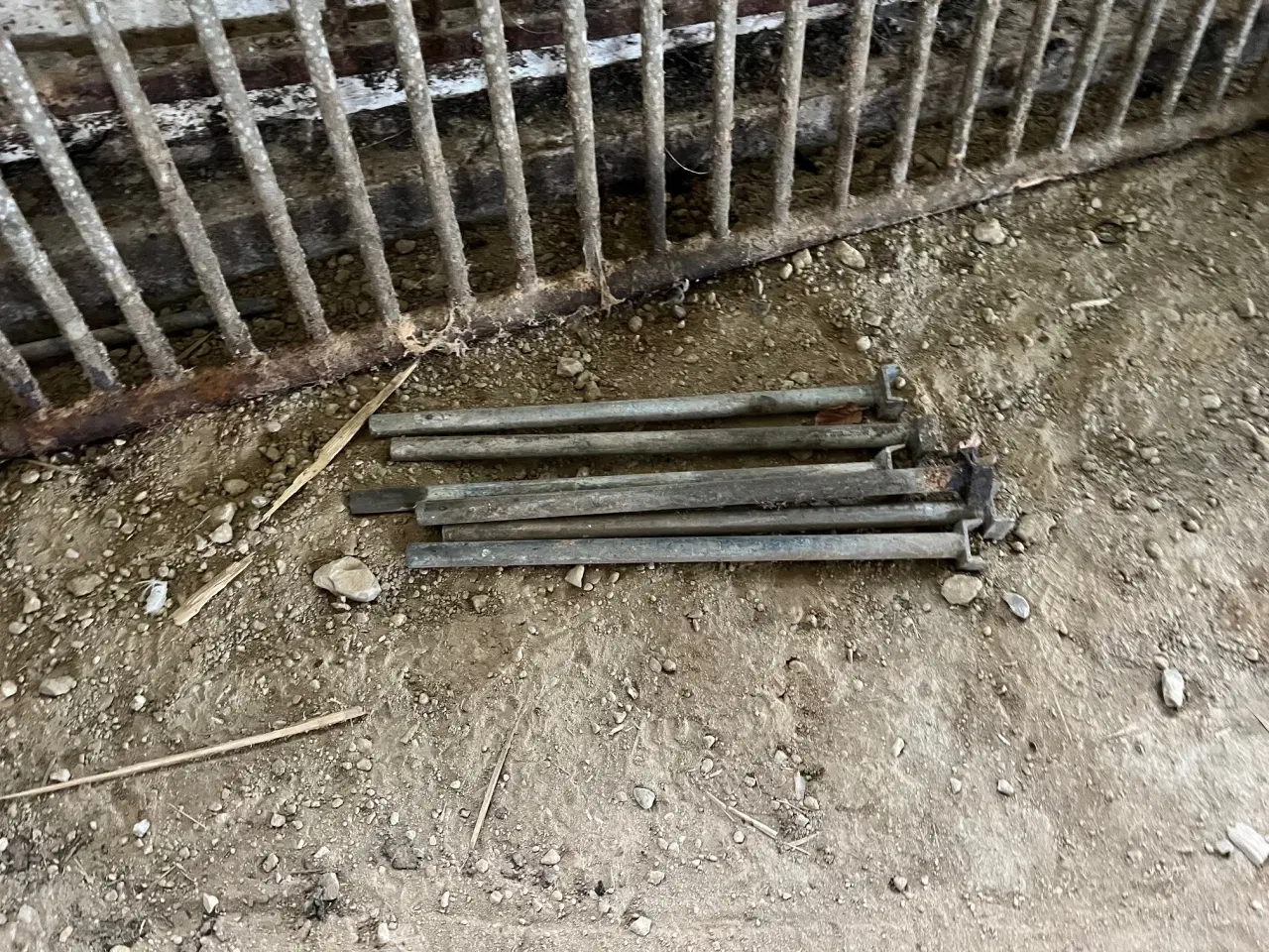 Billede 5 - Div staldinventar/fanggitre til løsdriftstald