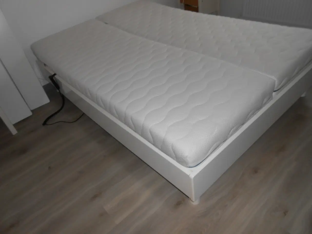 Billede 8 - Flot hvid seng 140x200. med elevationsbund .