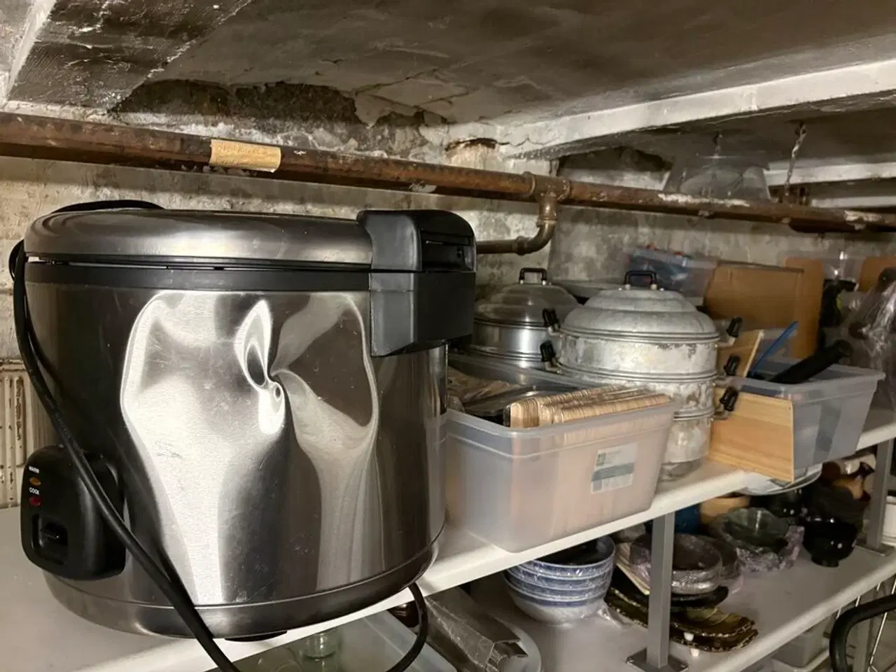 Billede 11 - Indhold i kælderrum af diverse emballage, gastrobakker, køkkenmaskiner, m.v.