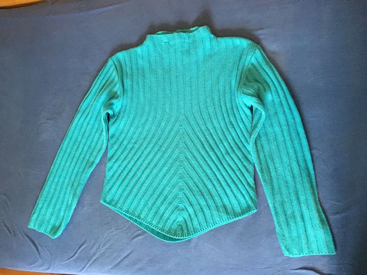 Billede 1 - Lys turkis sweater til salg