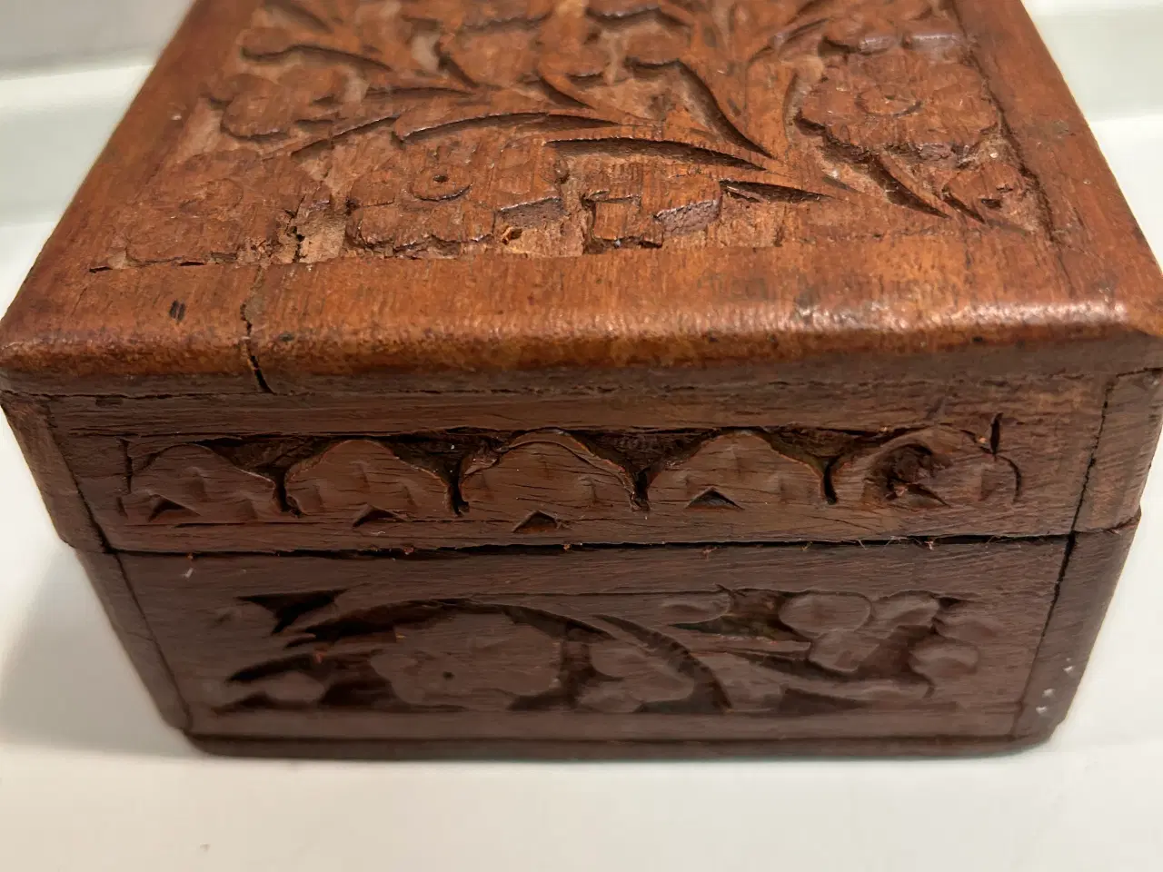 Billede 2 - Træskrin med udskæringer