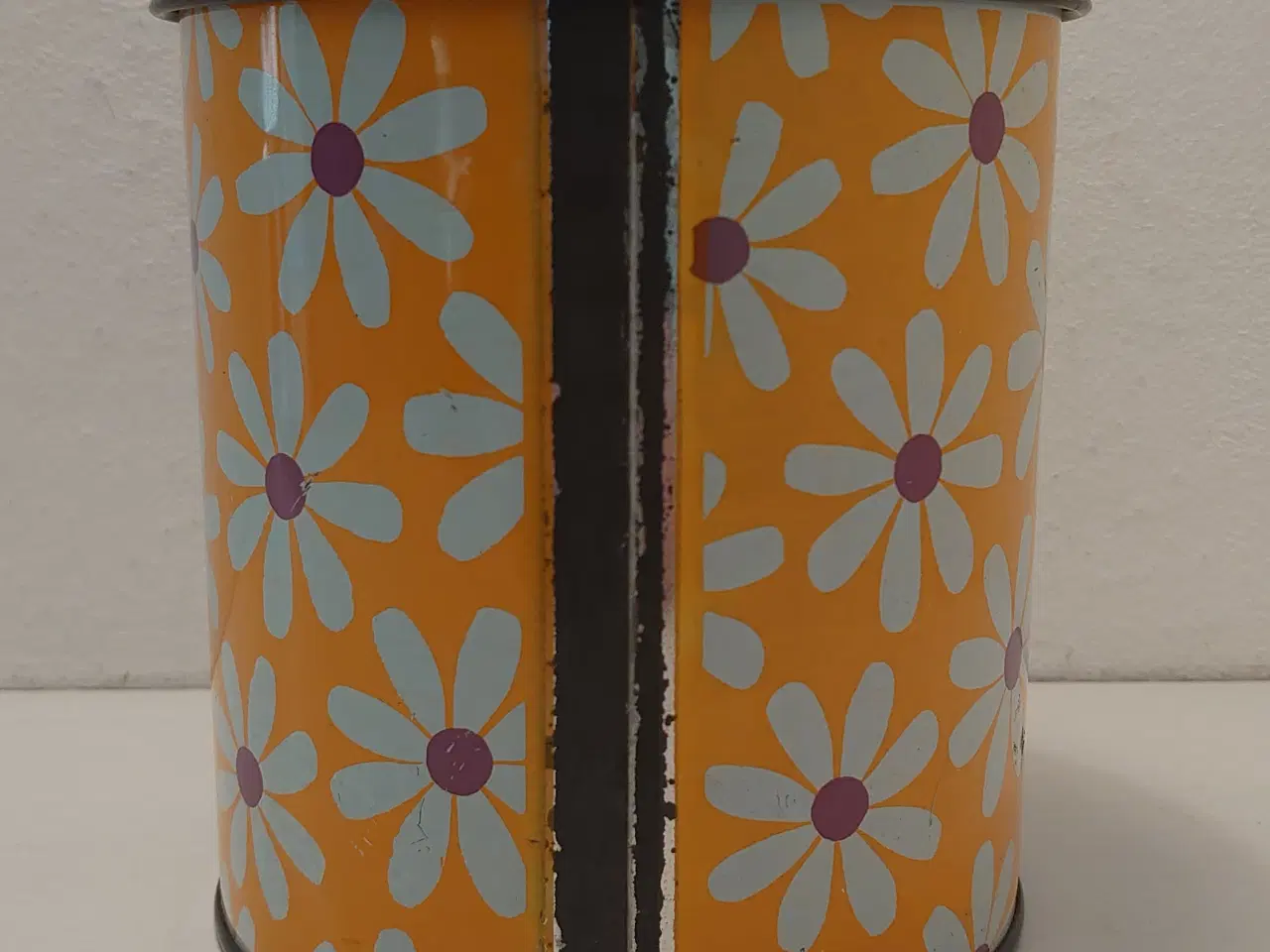 Billede 2 - Gammel blikdåse med Marguriteblomster. Ca.1970