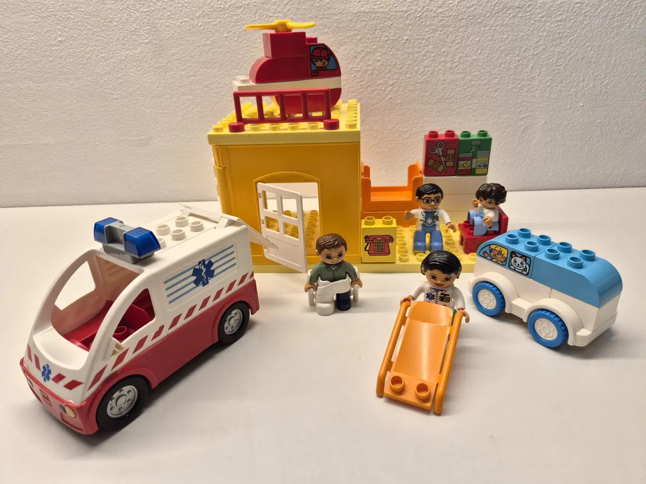 Billede 1 - Duplo Hospitalssæt med figurer og køretøjer