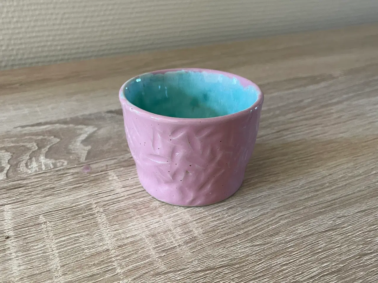 Billede 1 - Håndlavet kop, lyserød med grønt indre