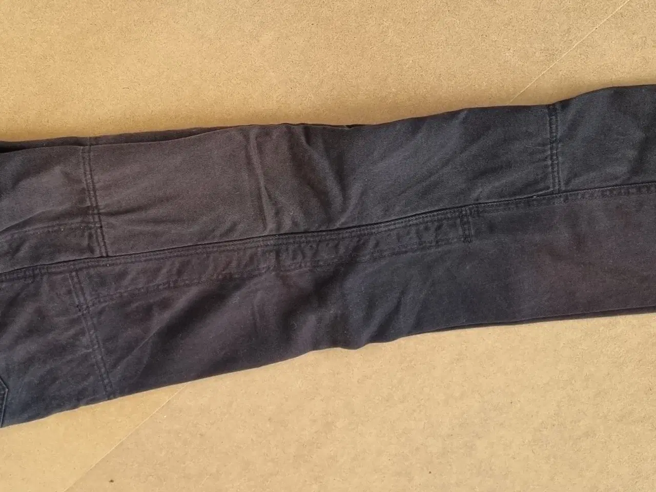 Billede 2 - Sorte Draggin jeans og knæbeskyttere