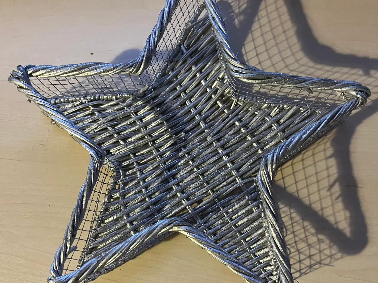 Billede 2 - Dekorativ stjernekurv i sølvfarvet