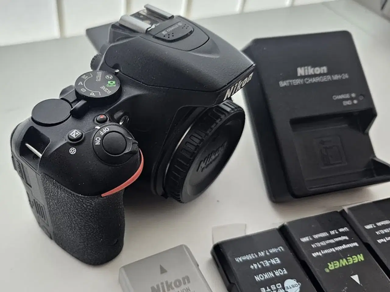 Billede 2 - Nikon D5500 hus + 4 batterier, Aalborg