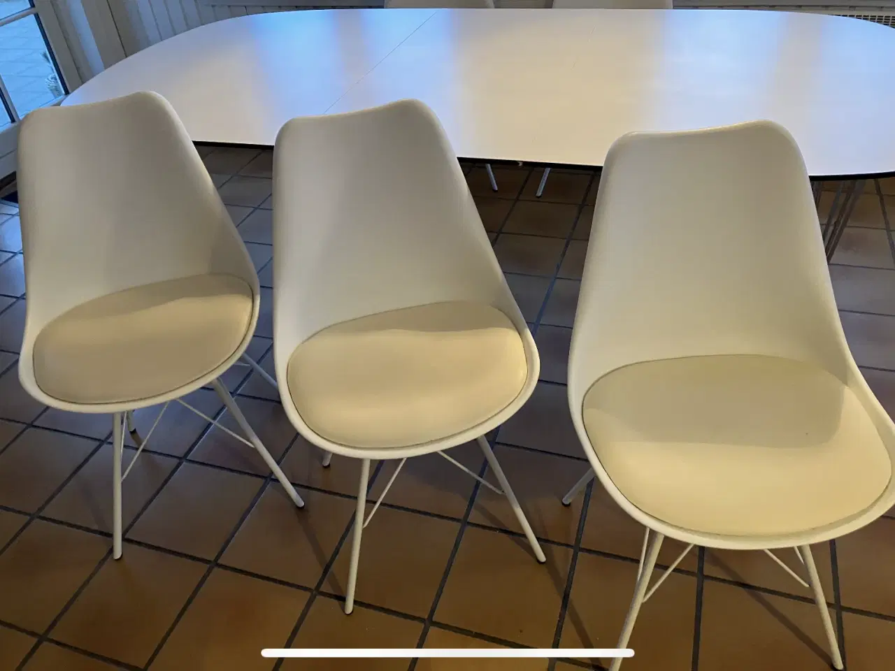 Billede 4 - Hvidt Spisebord med 6 stole