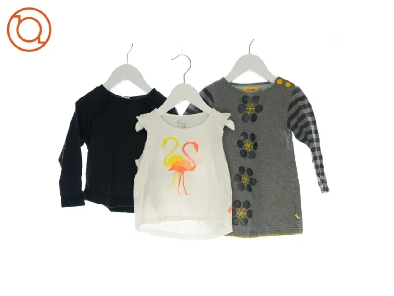 Billede 1 - 2 bluser og en t-shirt (Str. 98/104)