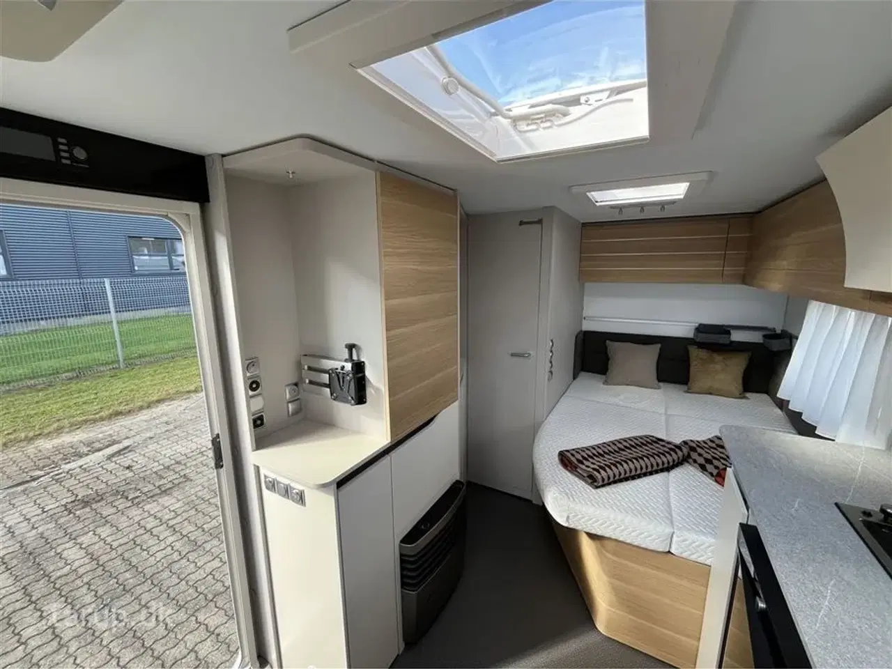 Billede 11 - 2023 - Adria Adora 472 UP   Fortelt: Isabella Commodore Coast, Enduro aut. mover m/ lithium batteri, rundsiddegruppe, køleskab, bruser, panoramavindue, fransk dobbeltseng