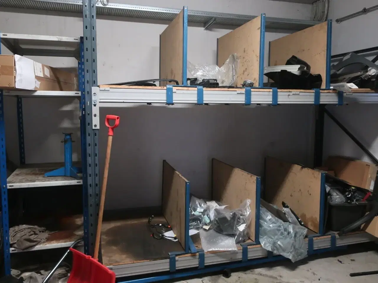 Billede 1 - 2 stk. reoler med indhold