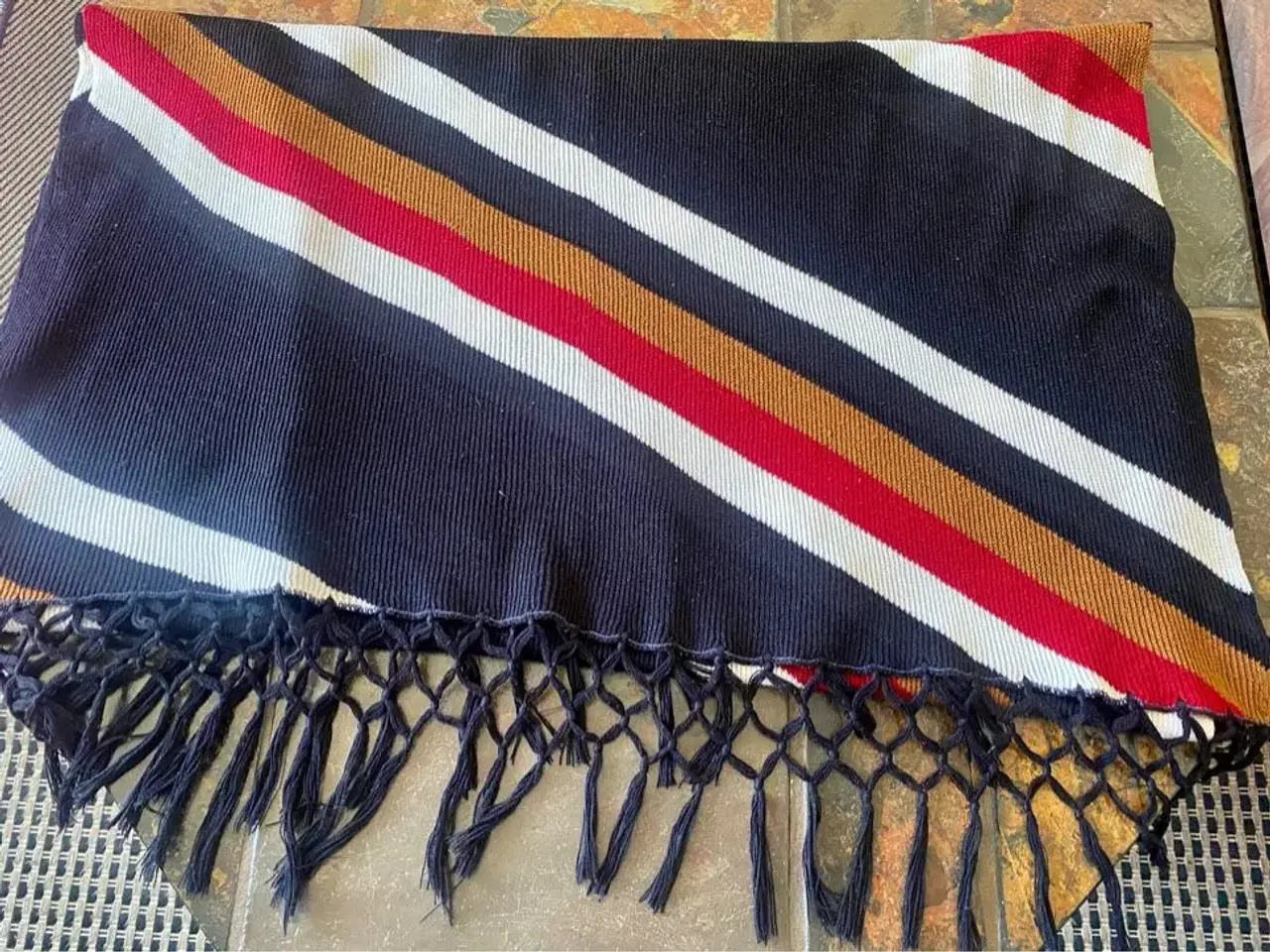 Billede 3 - Stribet sort sjal til salg