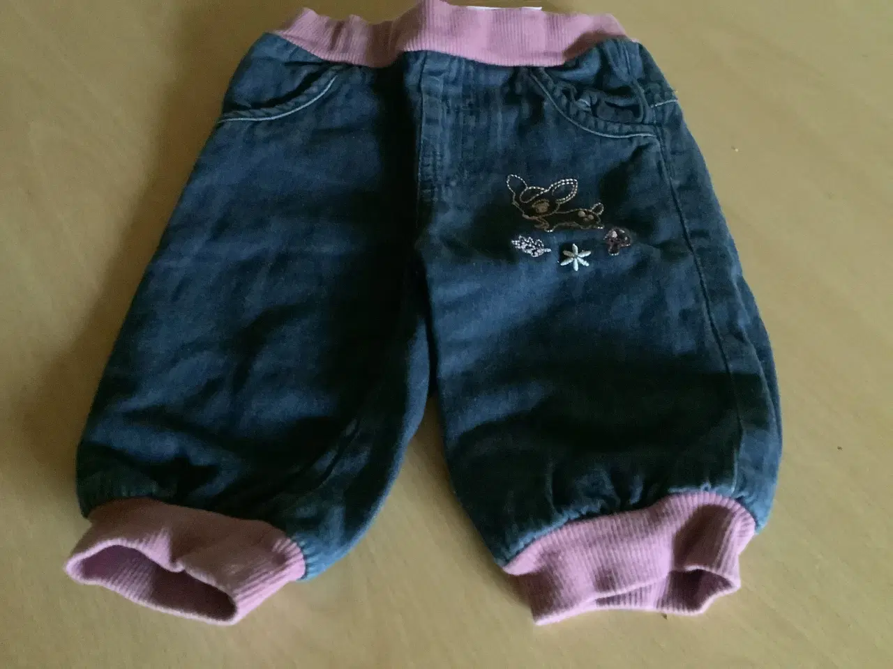 Billede 1 - Helt nye denim bukser med broderi af Bambi str. 62