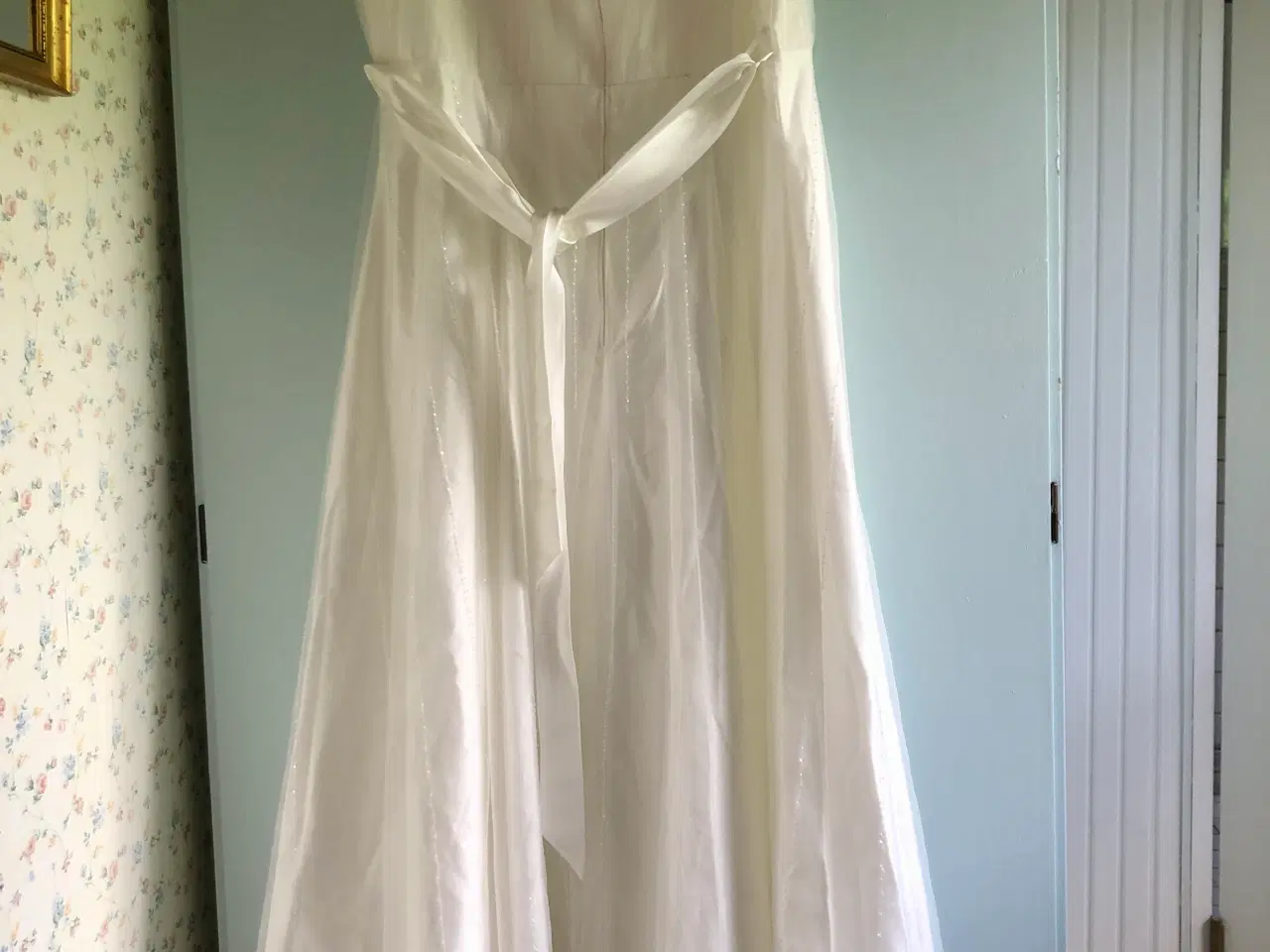Billede 8 - Lilly brudekjole str 50, slør og sko str 40