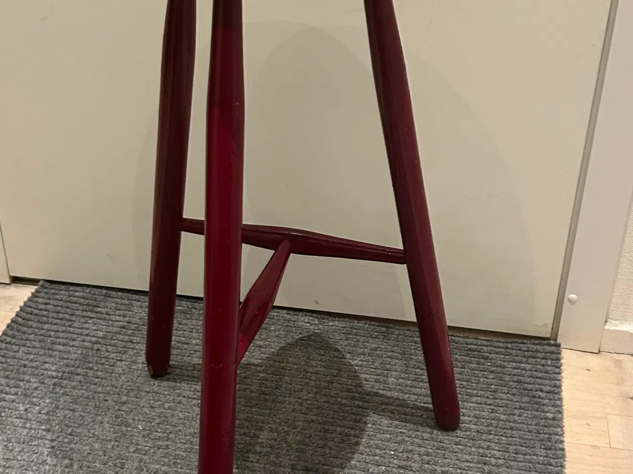 Billede 5 - Vintage rød barstol skammel i træ – 69 cm