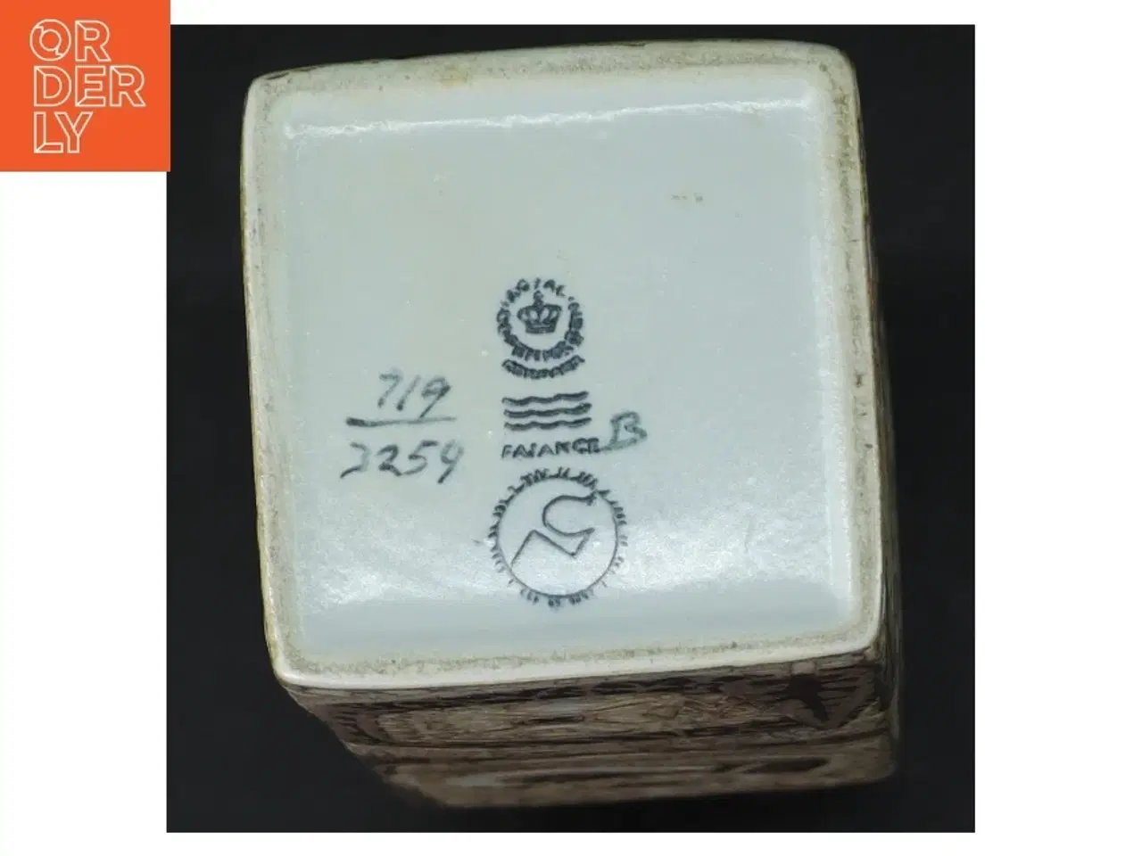 Billede 4 - Porcelæn Vase med Relief Dekoration 719-3259 fra Royal Copenhagen (str. H 22 cm)