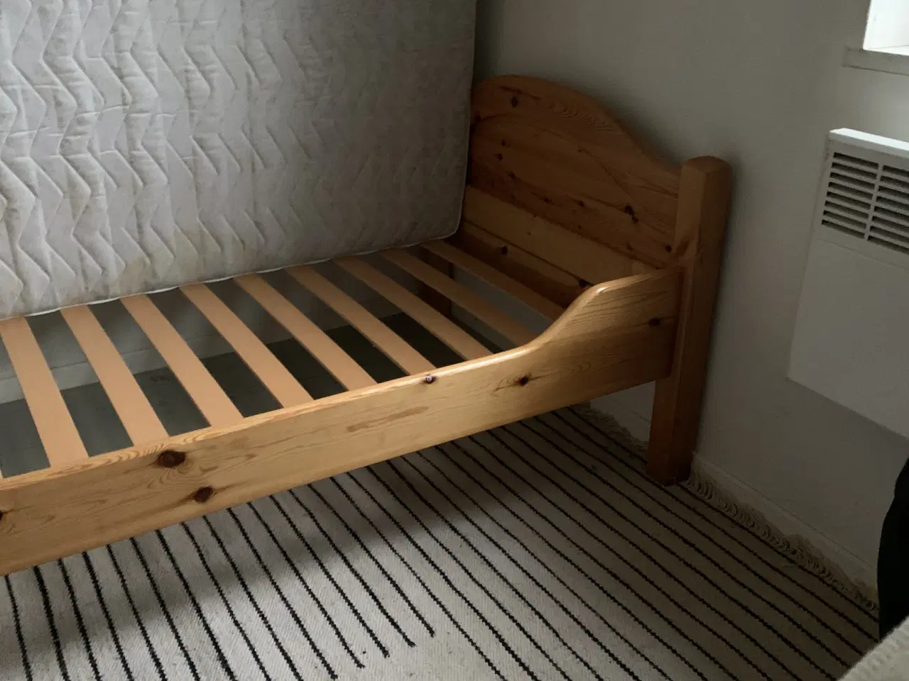 Billede 3 - Fyrretræsseng med madrad