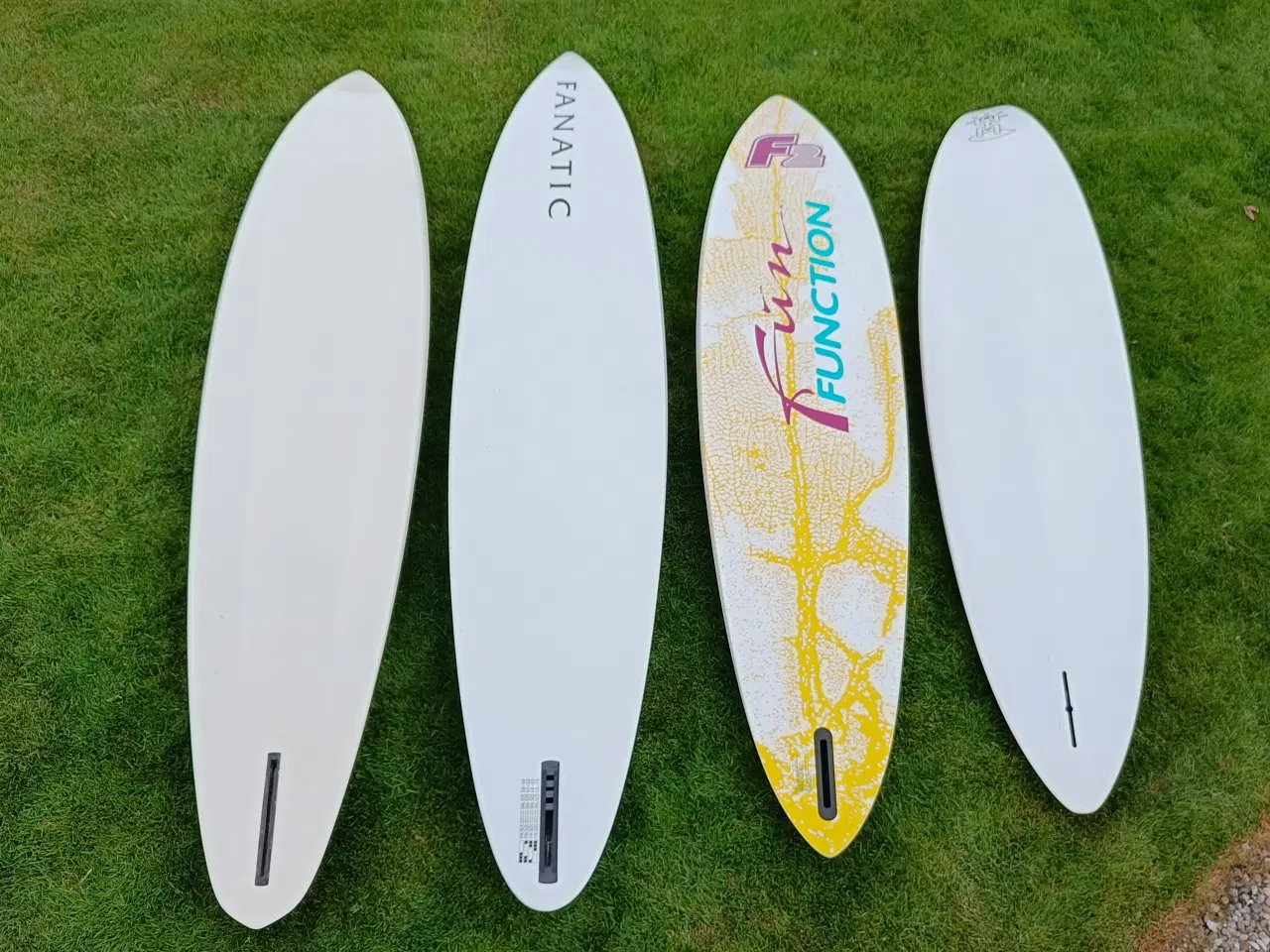 Billede 2 - Surfboards 4 stk. inkl. finner master bomme sejl