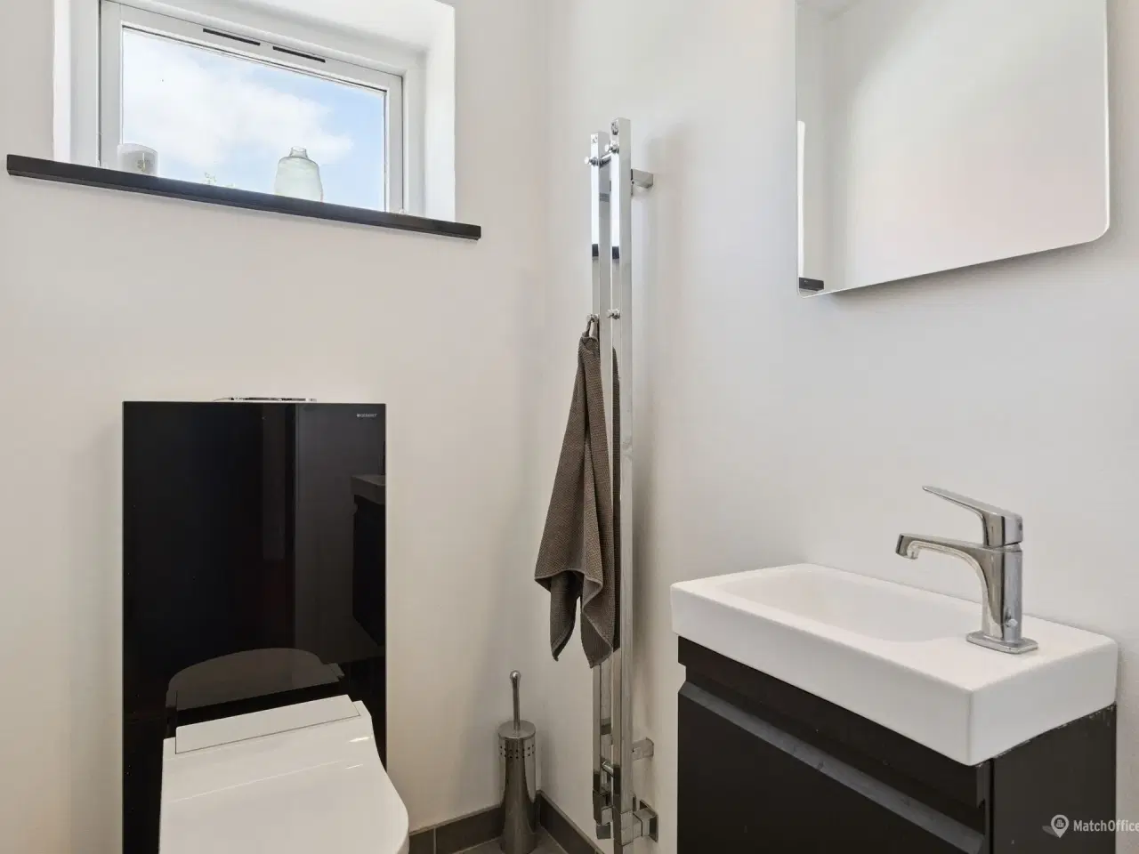 Billede 8 - 3 lejemål til lager. showroom, behandling, kontor m.m. Biladgang til lager –Skiltemulighed mod Grønnevej