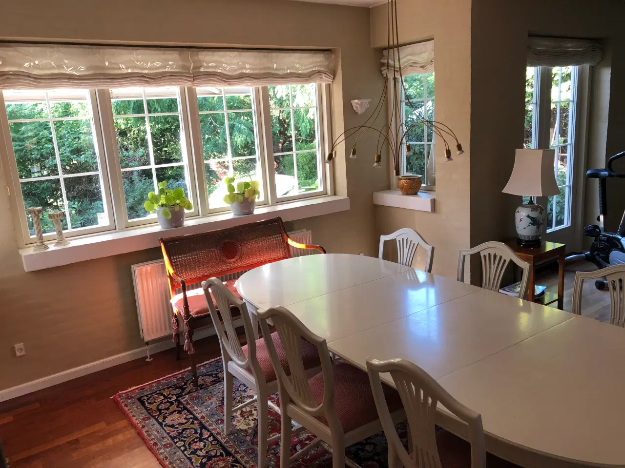 Billede 3 - Svensk hvid spisestue, bord + 6 stole sælges