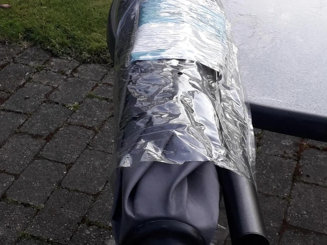 Billede 3 - Stort ny parasol  med  foden og havebord 