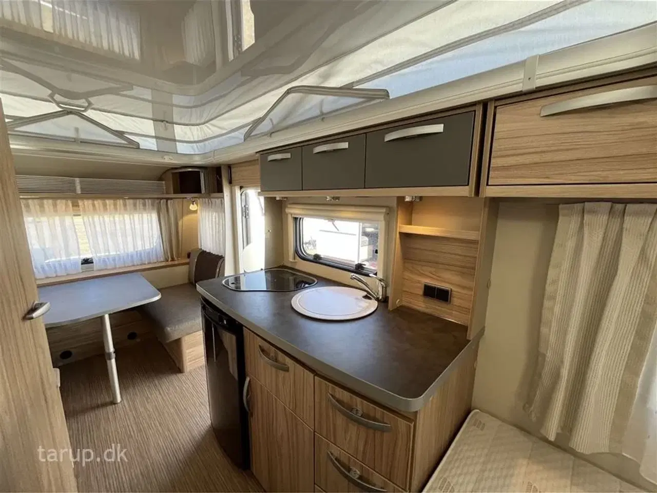 Billede 11 - 2022 - Hymer Feeling 442   Fortelt: Walker, mover, solceller, fast markise m sider og front, cykelholder, Truma UltraHeat, el- og gasboiler, endesiddegruppe, dobbeltseng