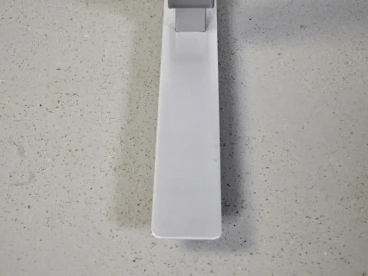 Billede 8 - Demo hæve-/sænkebord med grå laminat og alugråt stel, 180 cm.