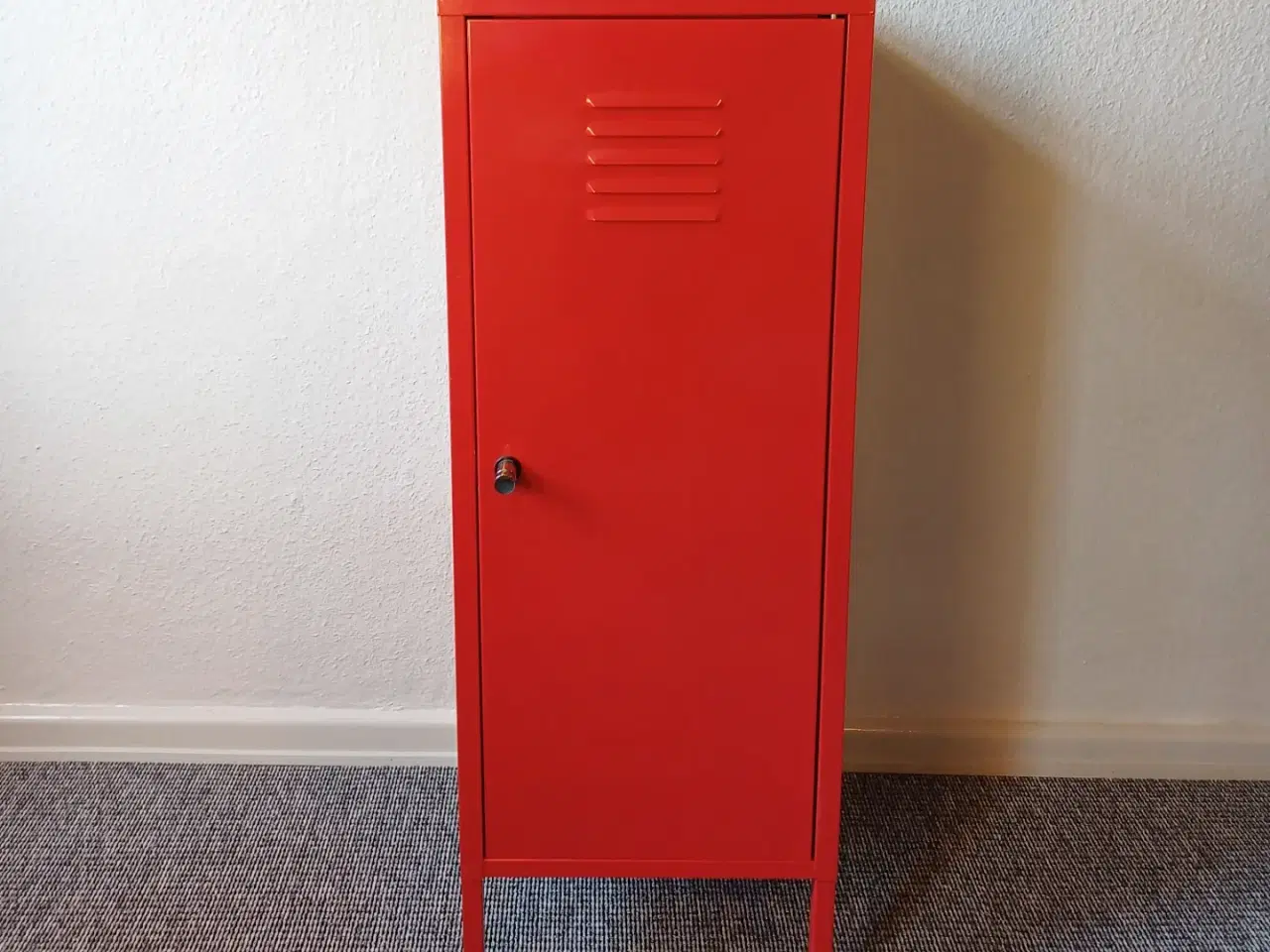 Billede 1 - Rødt stål skab. IKEA PS.